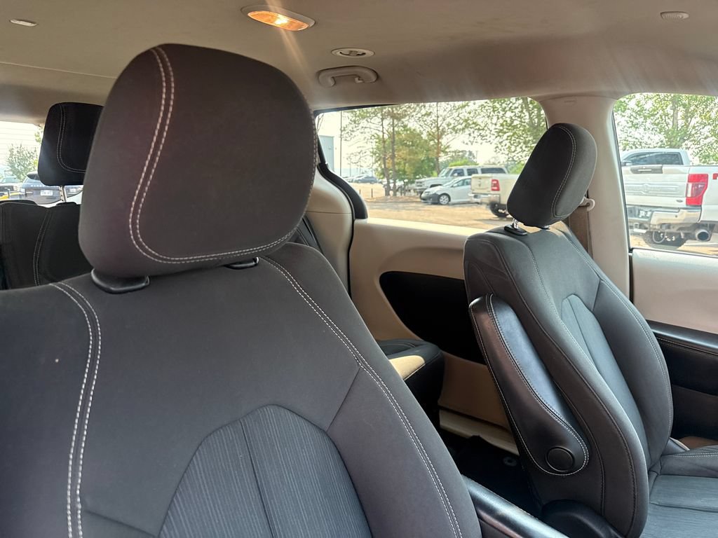 Used 2020 Chrysler Voyager L FWD image 31