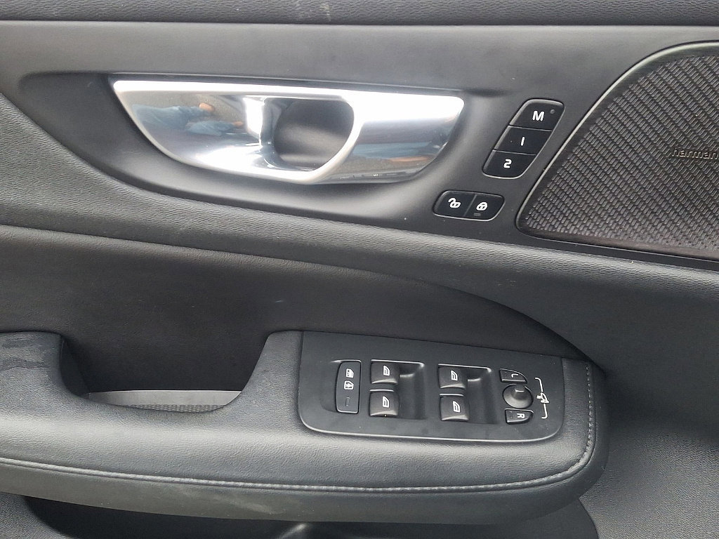 Used 2023 Volvo V60 B5 Cross Country Plus image 21