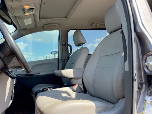 Used 2019 Toyota Sienna XLE w/ XLE Navigation Package FWD image 7