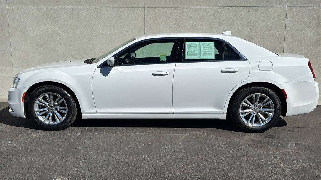 Used 2018 Chrysler 300 Touring L image 4