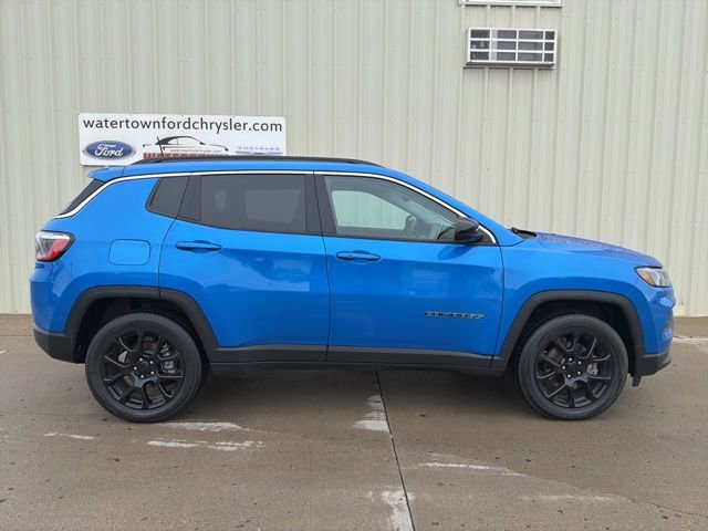 Used 2022 Jeep Compass Latitude image 1