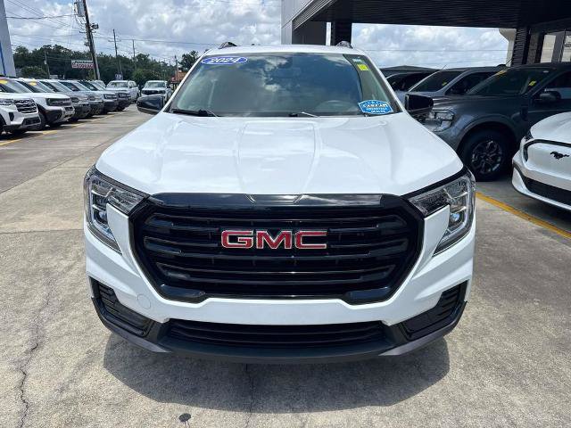 Used 2024 GMC Terrain SLE w/ Driver Convenience Package FWD image 2