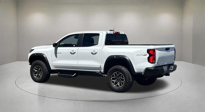 Used 2025 Chevrolet Colorado ZR2 w/ Technology Package AWD/4WD image 4