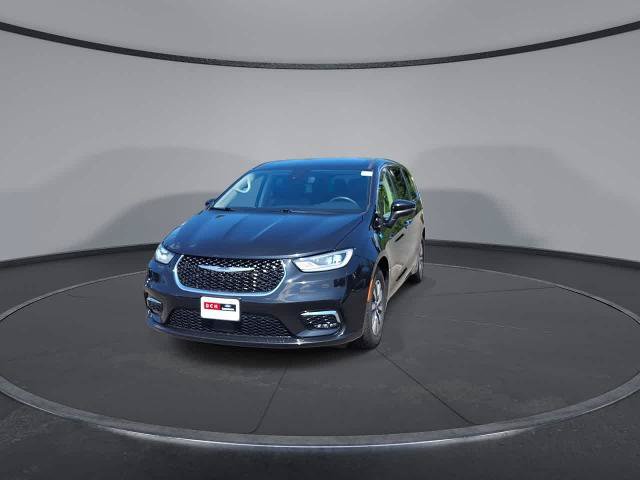 Used 2023 Chrysler Pacifica Touring-L FWD image 3
