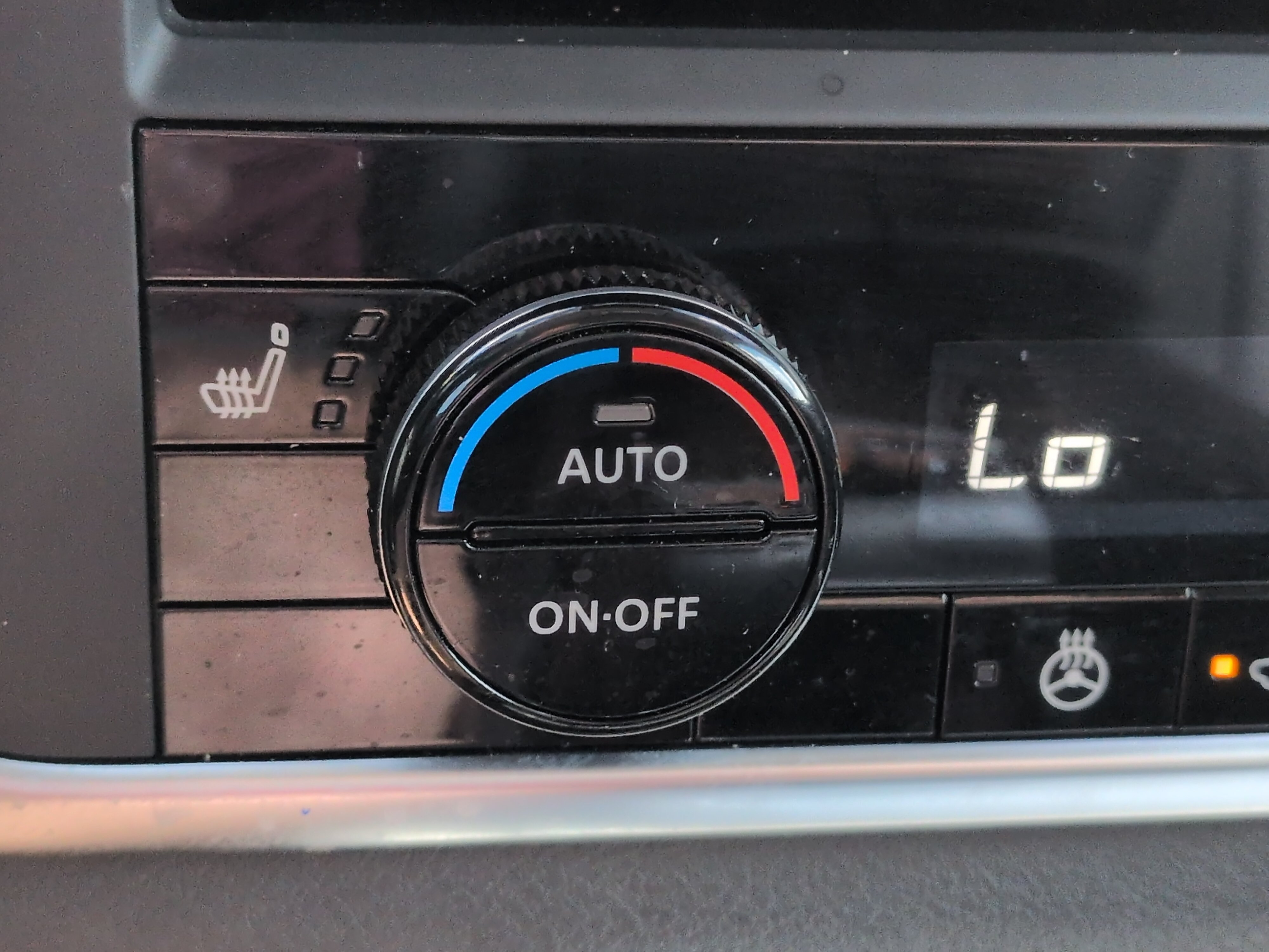 Used 2025 Nissan Rogue SV w/ SV Premium Package FWD image 21