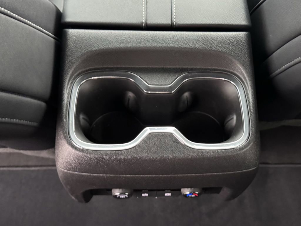 Used 2025 Chevrolet Traverse LT image 32