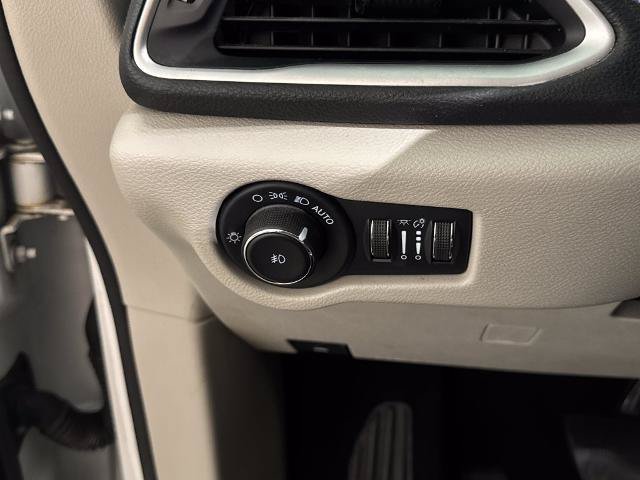 Used 2021 Chrysler Pacifica Touring-L FWD image 18