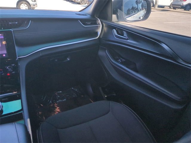 Used 2025 Jeep Grand Cherokee Laredo X image 17