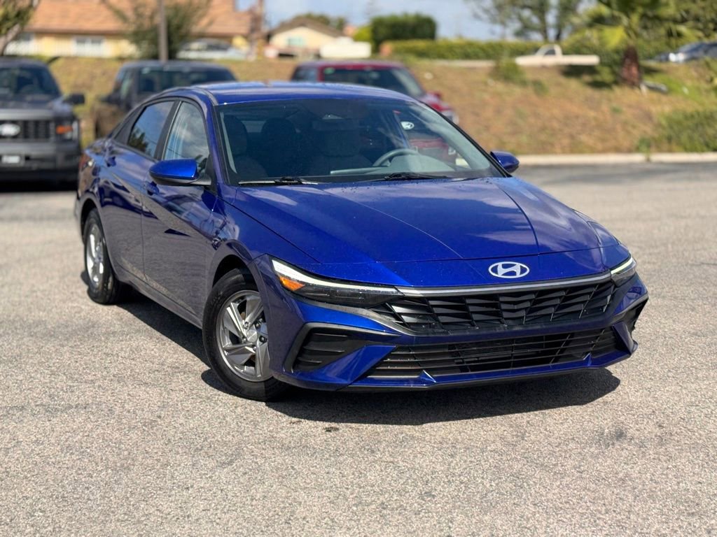 Used 2024 Hyundai Elantra SE FWD image 2