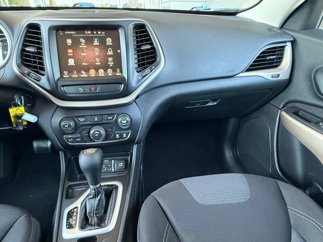 Used 2017 Jeep Cherokee Latitude w/ Safety/Convenience Group FWD image 23
