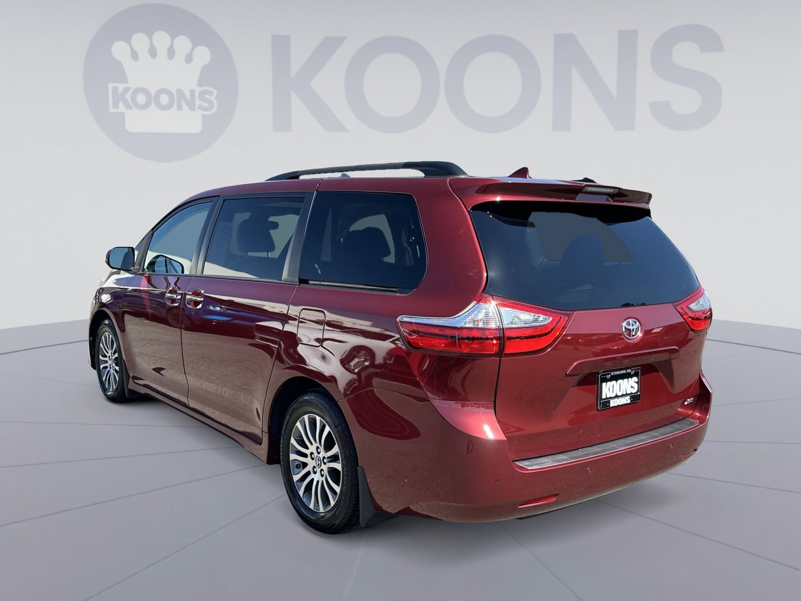 Used 2018 Toyota Sienna XLE w/ XLE Navigation Package FWD image 8
