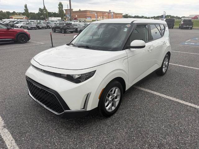 Used 2025 Kia Soul LX w/ LX Technology Package FWD image 4