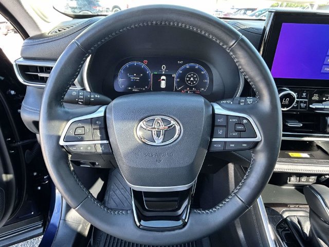 Used 2023 Toyota Highlander Platinum FWD image 34