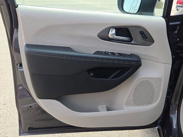 Used 2023 Chrysler Pacifica Touring-L FWD image 21
