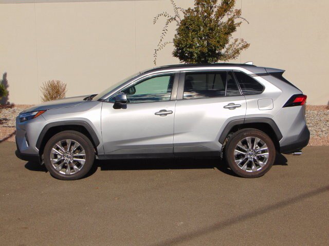 Used 2022 Toyota RAV4 XLE Premium AWD/4WD image 3