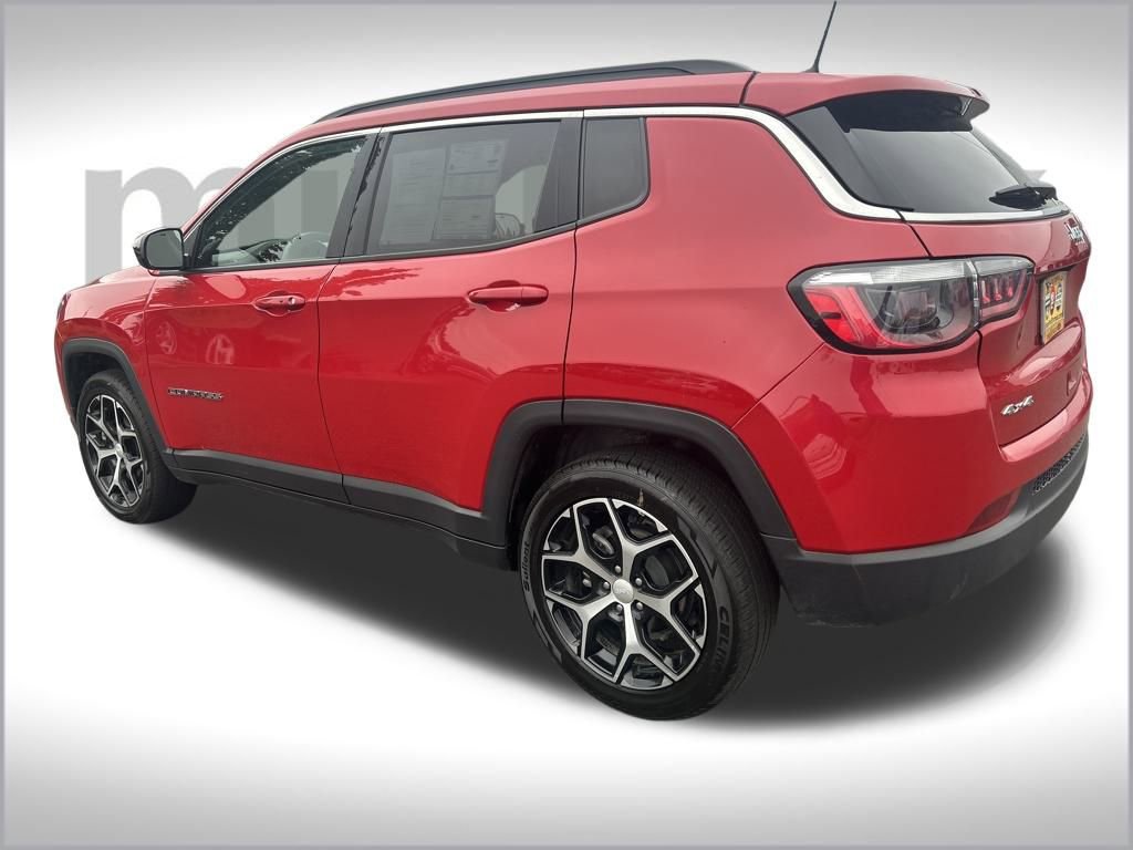 Used 2024 Jeep Compass Latitude image 11