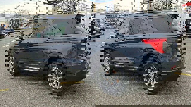 Certified 2022 Ford Explorer XLT w/ Equipment Group 202A image 4