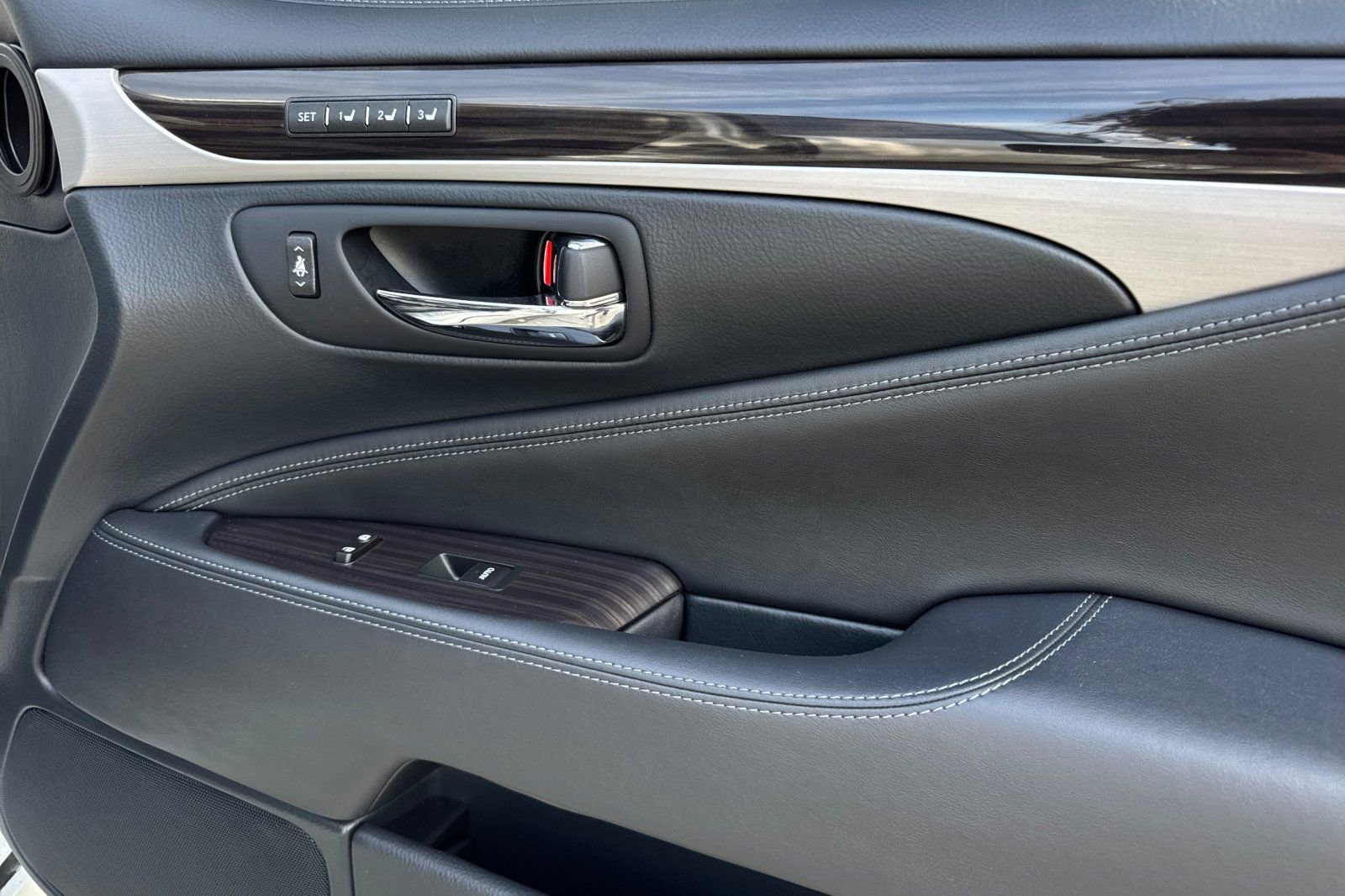 Used 2017 Lexus LS 460 w/ Comfort Package image 18