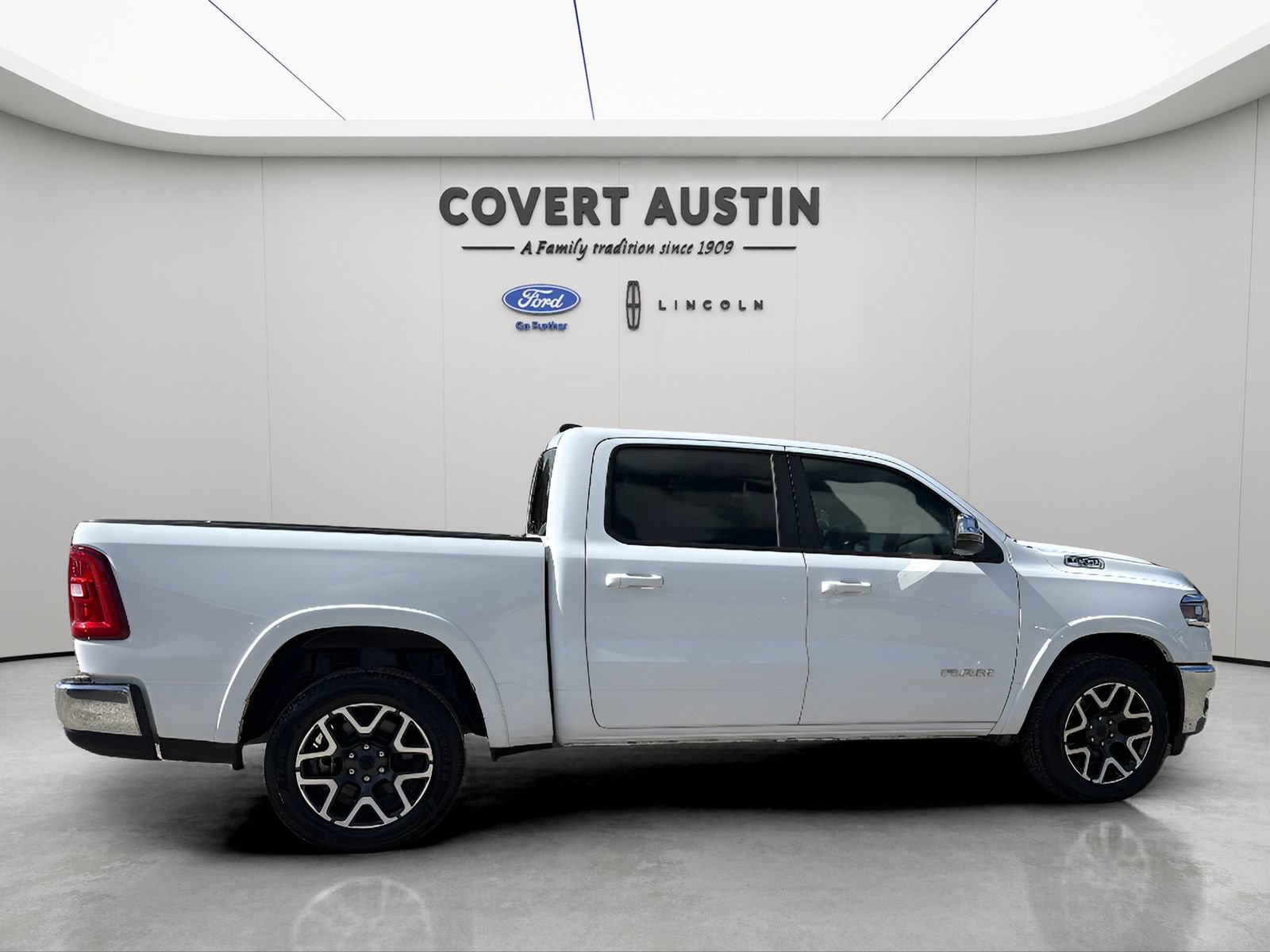 Used 2025 RAM 1500 Laramie AWD/4WD image 7