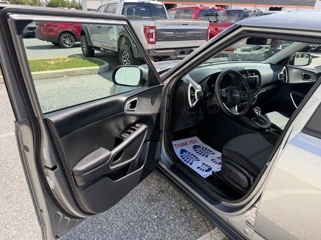 Used 2025 Kia Soul LX w/ LX Technology Package FWD image 8