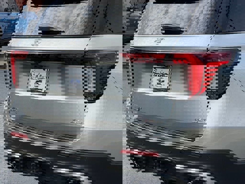 Certified 2025 Ford Explorer Platinum w/ Ultimate Package image 18