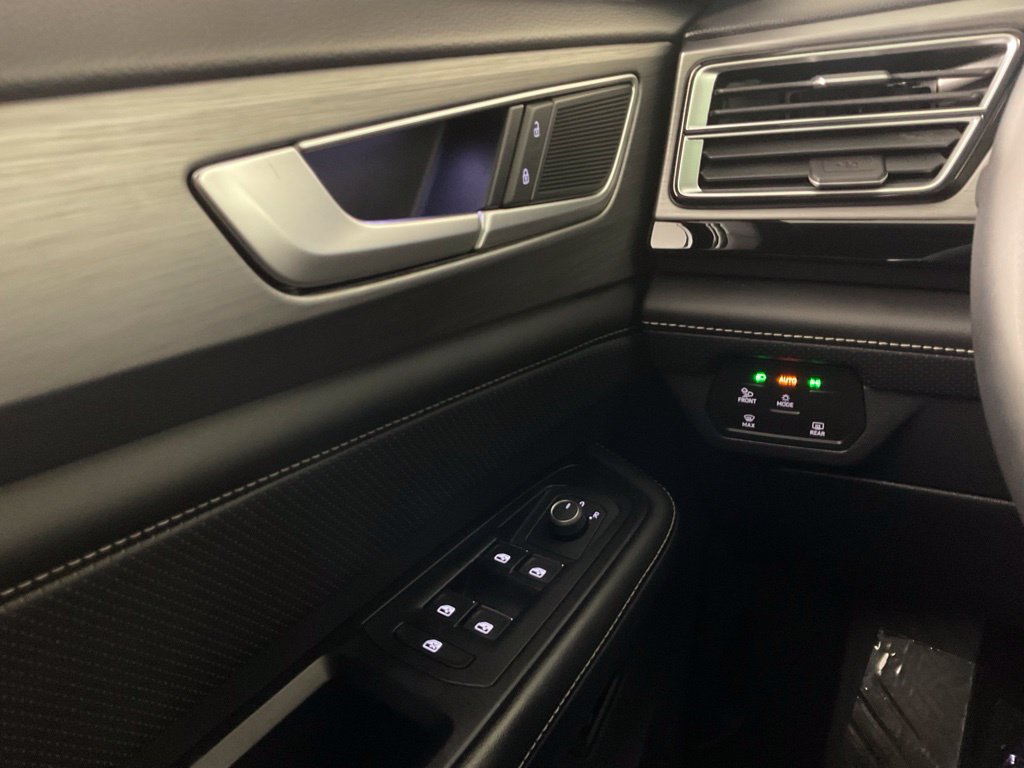 Used 2024 Volkswagen Atlas Cross Sport SE FWD image 19