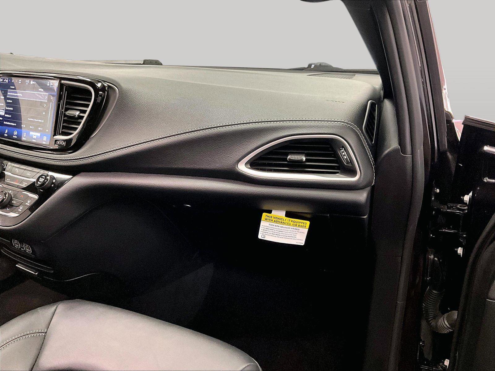Used 2025 Chrysler Pacifica Select image 15