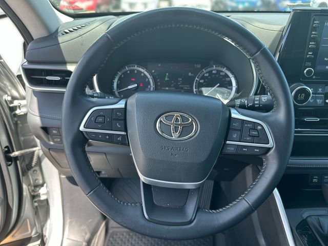 Used 2022 Toyota Highlander XLE FWD image 16