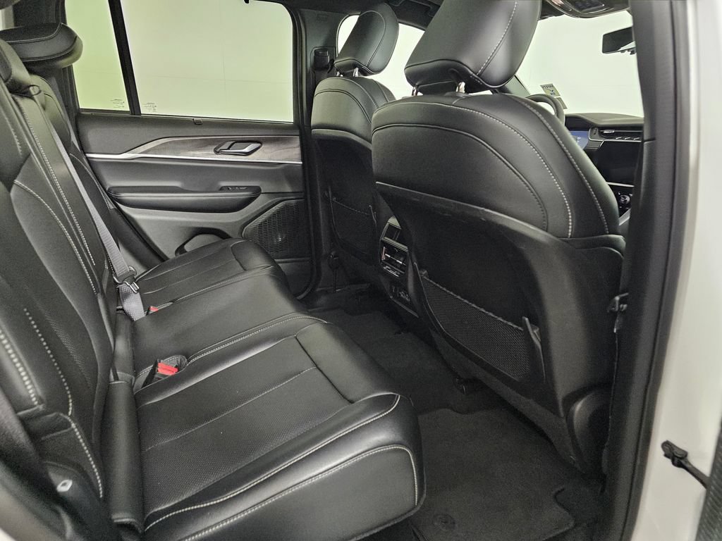 Used 2024 Jeep Grand Cherokee Limited w/ Luxury Tech Group II AWD/4WD image 14