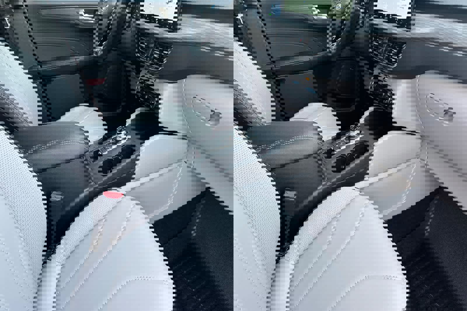 Certified 2025 Ford Escape SE w/ PHEV Premium Package image 16