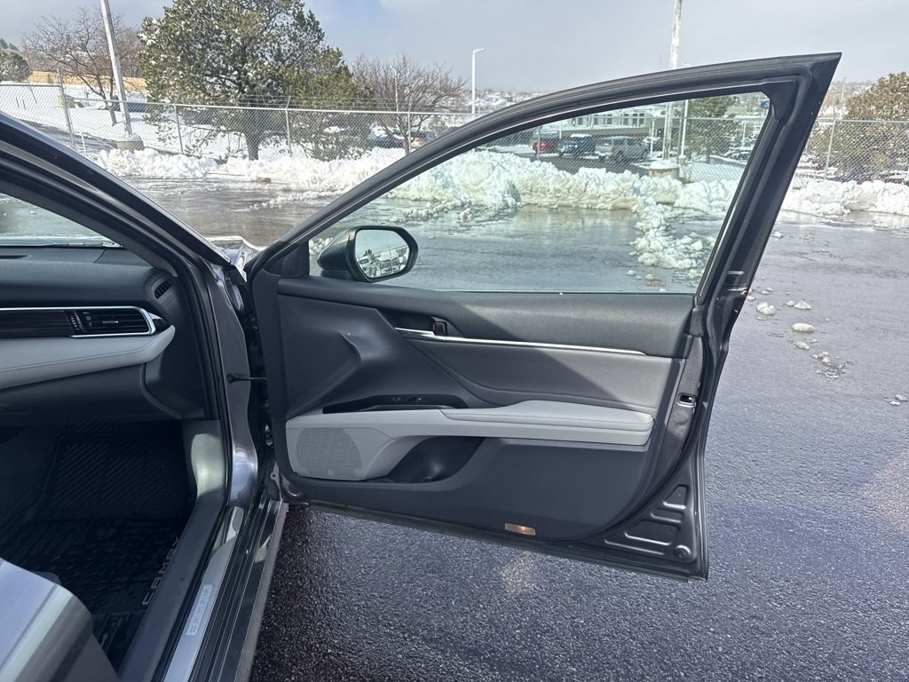 Used 2018 Toyota Camry XLE image 24