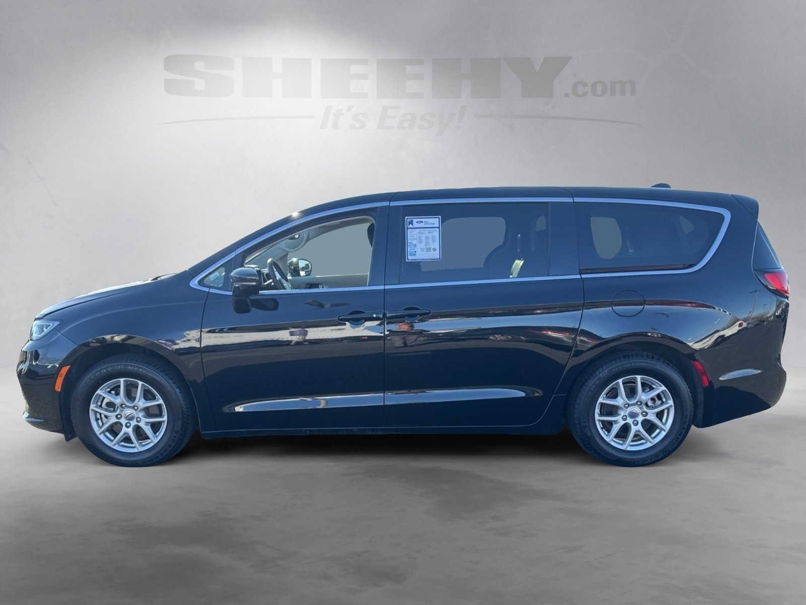 Used 2024 Chrysler Pacifica Touring-L image 15