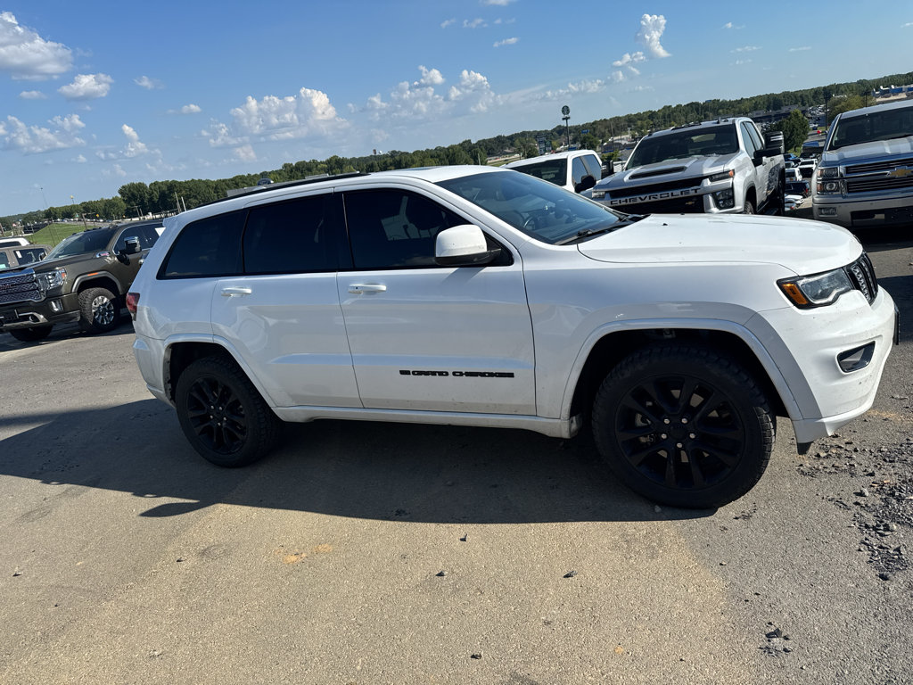 Used 2022 Jeep Grand Cherokee Laredo X AWD/4WD image 4