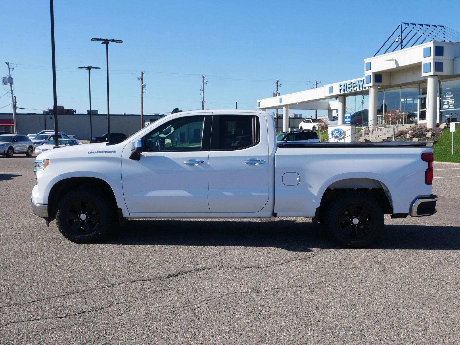 Used 2023 Chevrolet Silverado 1500 LT image 6