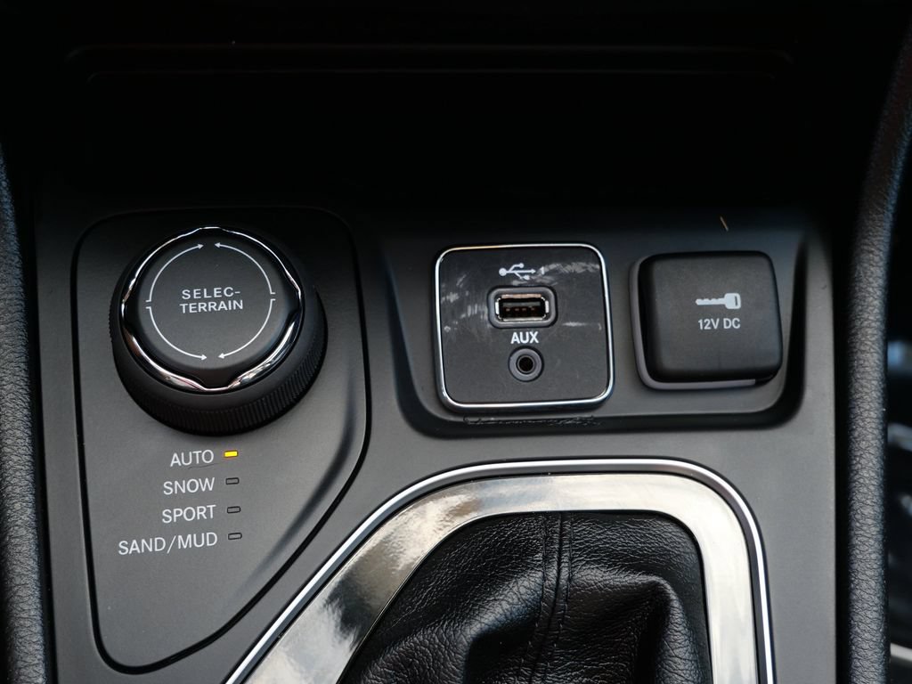 Used 2020 Jeep Cherokee Limited AWD/4WD image 25