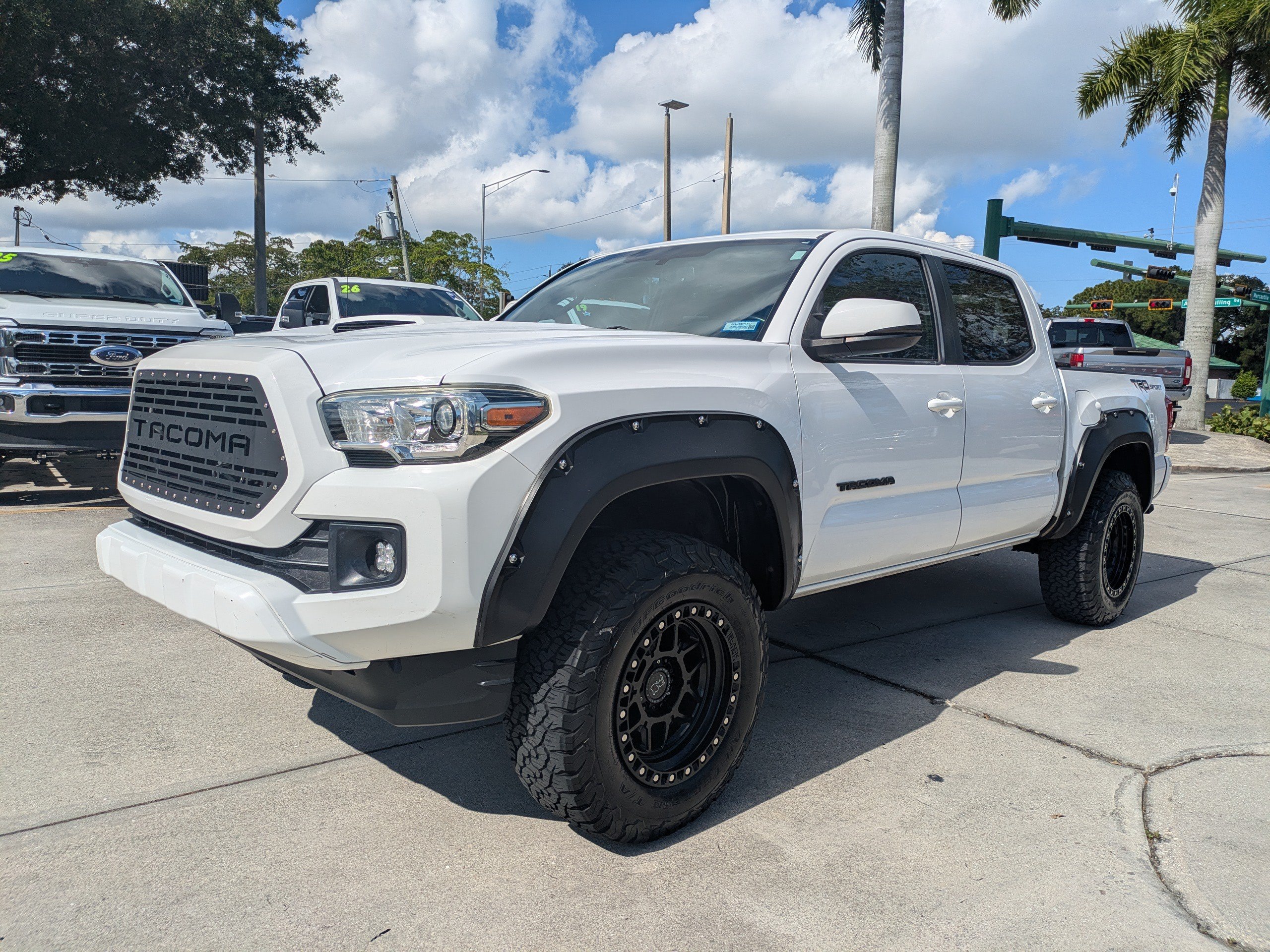 Used 2017 Toyota Tacoma TRD Sport w/ Premium & Technology Package RWD image 7