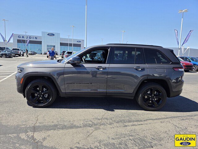 Used 2024 Jeep Grand Cherokee Altitude AWD/4WD image 4