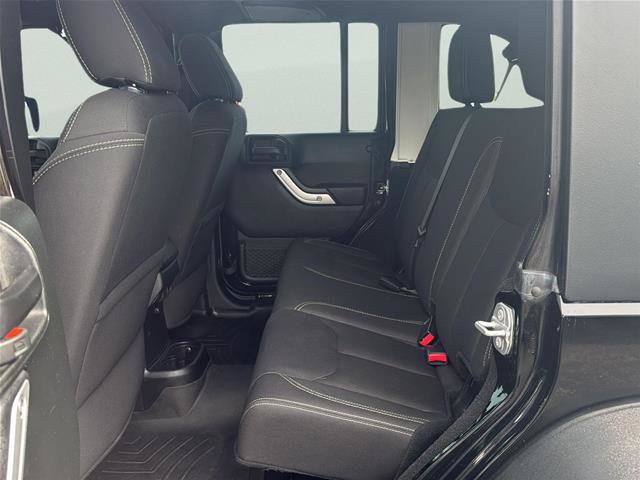 Used 2018 Jeep Wrangler Unlimited Rubicon w/ Connectivity Group AWD/4WD image 17