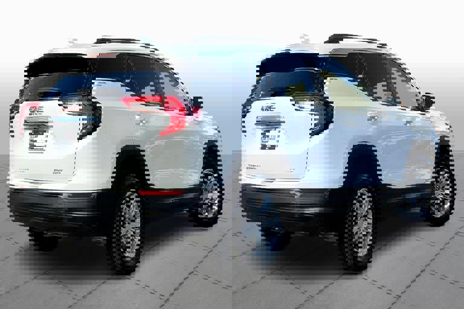 Used 2023 GMC Terrain SLE w/ Driver Convenience Package image 4