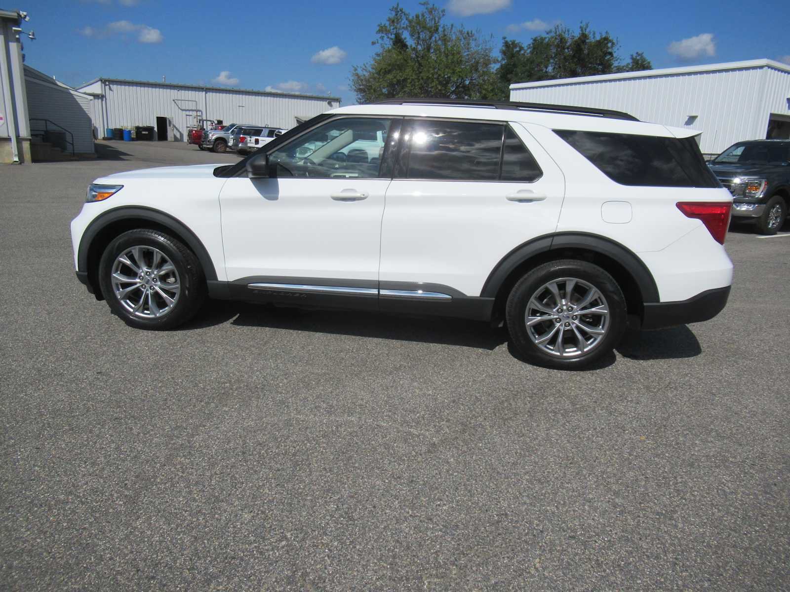 Certified 2021 Ford Explorer XLT w/ Equipment Group 202A RWD image 8