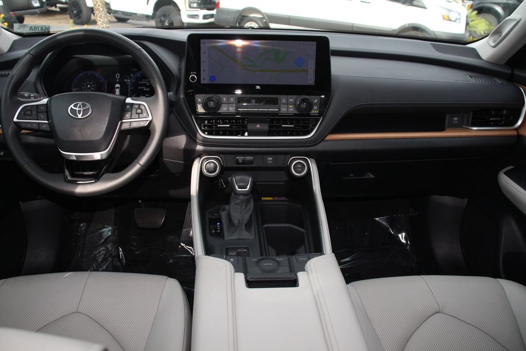 Used 2025 Toyota Grand Highlander AWD image 19