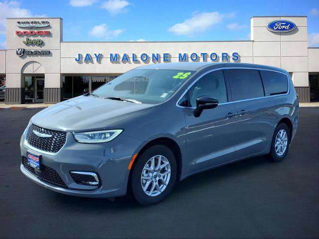 Used 2025 Chrysler Pacifica Select image 6