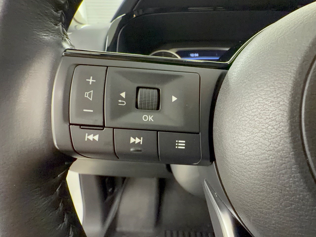 Used 2024 Nissan Pathfinder SL w/ SL Premium Package FWD image 18