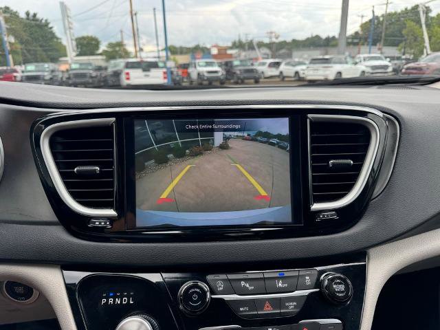 Used 2024 Chrysler Pacifica Touring-L image 16