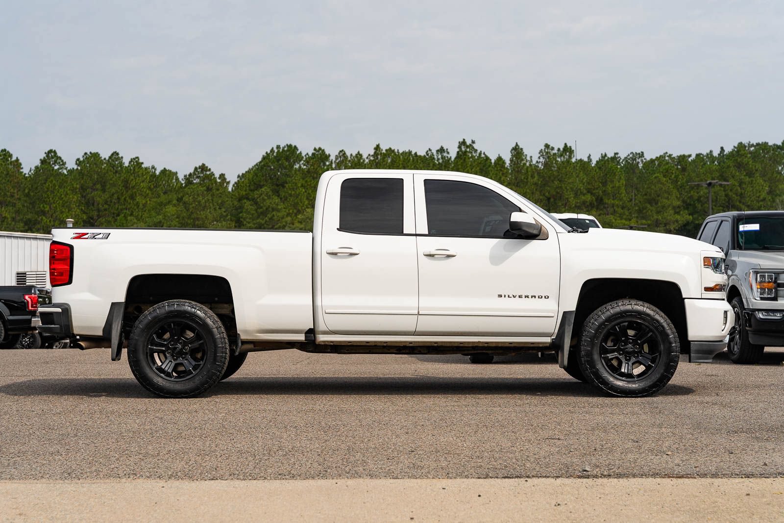 Used 2018 Chevrolet Silverado 1500 LT w/ All Star Edition AWD/4WD image 8