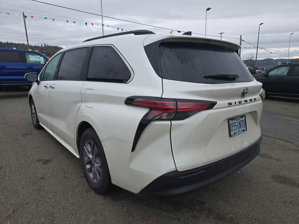 Used 2021 Toyota Sienna XLE image 3