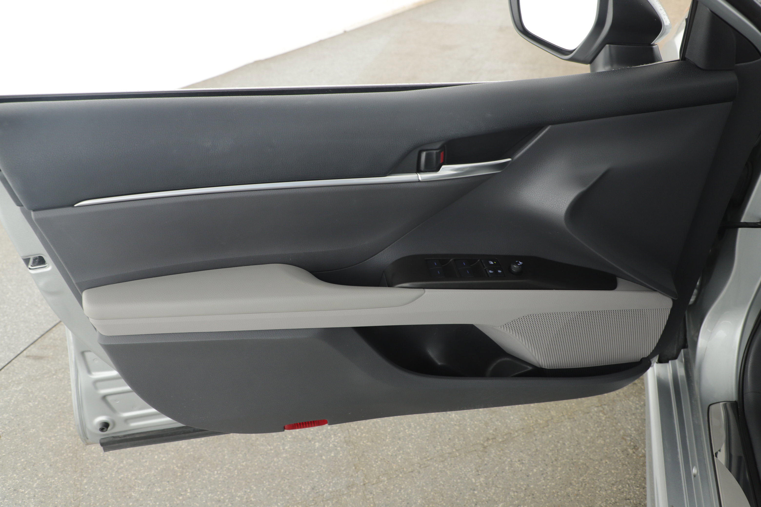 Used 2023 Toyota Camry SE image 7