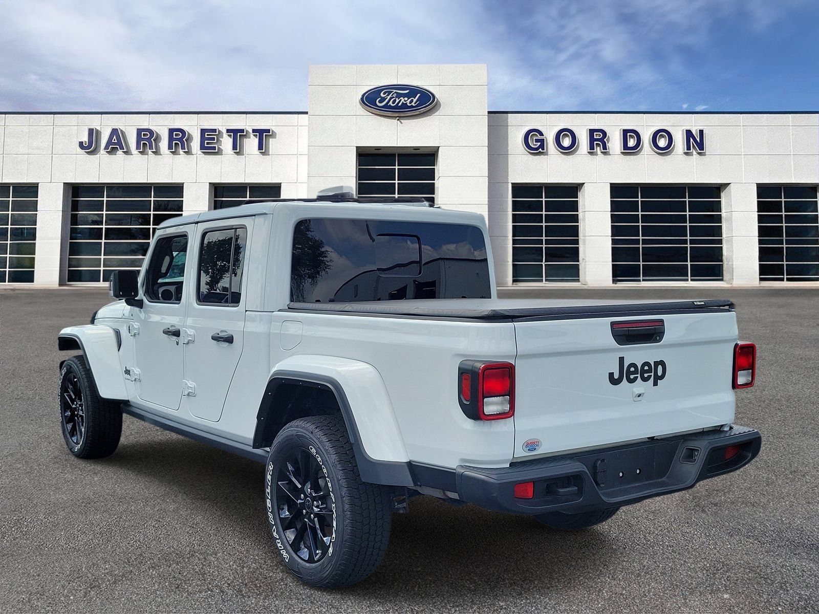 Used 2025 Jeep Gladiator Sport AWD/4WD image 3