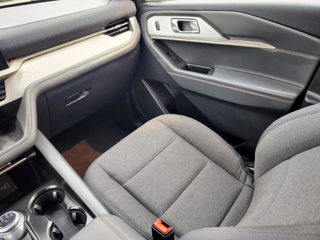 Certified 2025 Ford Explorer Active AWD/4WD image 15