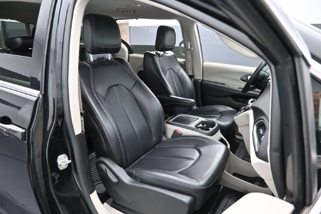 Used 2023 Chrysler Pacifica Touring-L FWD image 35